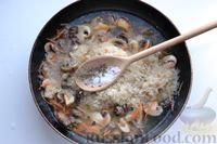 Фото приготовления рецепта: Рис с куриными сердечками и грибами (на сковороде) - шаг №11