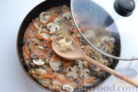 Фото приготовления рецепта: Рис с куриными сердечками и грибами (на сковороде) - шаг №12