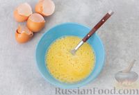 Фото приготовления рецепта: Баклажаны как грибы, жаренные с яйцами, луком и чесноком - шаг №3
