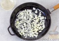 Фото приготовления рецепта: Баклажаны как грибы, жаренные с яйцами, луком и чесноком - шаг №5