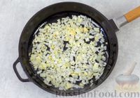 Фото приготовления рецепта: Баклажаны как грибы, жаренные с яйцами, луком и чесноком - шаг №6