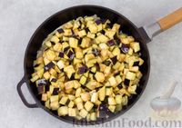 Фото приготовления рецепта: Баклажаны как грибы, жаренные с яйцами, луком и чесноком - шаг №7