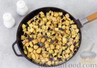 Фото приготовления рецепта: Баклажаны как грибы, жаренные с яйцами, луком и чесноком - шаг №8