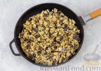 Фото приготовления рецепта: Баклажаны как грибы, жаренные с яйцами, луком и чесноком - шаг №9