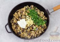 Фото приготовления рецепта: Баклажаны как грибы, жаренные с яйцами, луком и чесноком - шаг №10