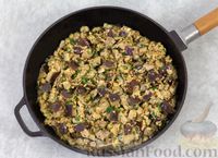 Фото приготовления рецепта: Баклажаны как грибы, жаренные с яйцами, луком и чесноком - шаг №11