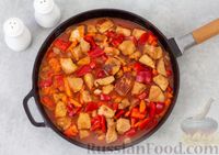 Фото приготовления рецепта: Свинина, тушенная с овощами в томатном соусе (в сковороде) - шаг №8