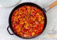 Фото приготовления рецепта: Свинина, тушенная с овощами в томатном соусе (в сковороде) - шаг №9