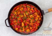 Фото приготовления рецепта: Свинина, тушенная с овощами в томатном соусе (в сковороде) - шаг №10