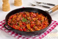 Фото приготовления рецепта: Свинина, тушенная с овощами в томатном соусе (в сковороде) - шаг №11