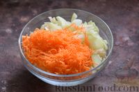 Фото приготовления рецепта: Салат из капусты со свёклой и морковью (на зиму) - шаг №4