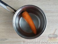 Фото приготовления рецепта: Салат с курицей, свёклой, морковью, зеленью и чесноком - шаг №4