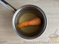 Фото приготовления рецепта: Салат с курицей, свёклой, морковью, зеленью и чесноком - шаг №5