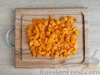 Фото приготовления рецепта: Салат с курицей, свёклой, морковью, зеленью и чесноком - шаг №14