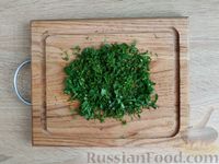 Фото приготовления рецепта: Салат с курицей, свёклой, морковью, зеленью и чесноком - шаг №15