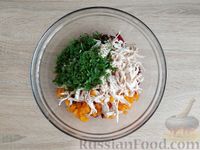 Фото приготовления рецепта: Салат с курицей, свёклой, морковью, зеленью и чесноком - шаг №16