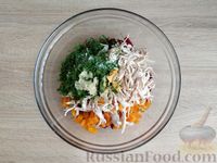 Фото приготовления рецепта: Салат с курицей, свёклой, морковью, зеленью и чесноком - шаг №17