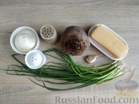 Фото приготовления рецепта: Слоёный салат из свёклы, сыра и зелёного лука - шаг №1