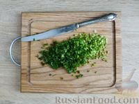 Фото приготовления рецепта: Слоёный салат из свёклы, сыра и зелёного лука - шаг №6