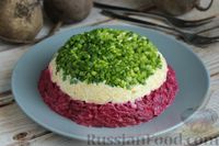 Фото приготовления рецепта: Слоёный салат из свёклы, сыра и зелёного лука - шаг №18