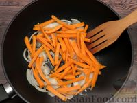 Фото приготовления рецепта: Тыква, жаренная с айвой и морковью - шаг №5