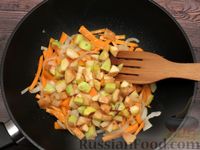 Фото приготовления рецепта: Тыква, жаренная с айвой и морковью - шаг №7
