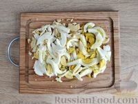 Фото приготовления рецепта: Салат из огурцов, ветчины, кукурузы и яиц - шаг №3
