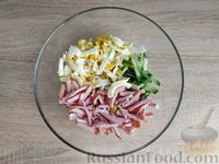 Фото приготовления рецепта: Салат из огурцов, ветчины, кукурузы и яиц - шаг №6