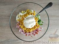 Фото приготовления рецепта: Салат из огурцов, ветчины, кукурузы и яиц - шаг №8