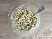Фото приготовления рецепта: Салат из огурцов, ветчины, кукурузы и яиц - шаг №9