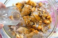 Фото приготовления рецепта: Курица с айвой, тушенная в соусе карри с кокосовым молоком - шаг №8