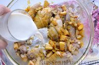 Фото приготовления рецепта: Курица с айвой, тушенная в соусе карри с кокосовым молоком - шаг №9