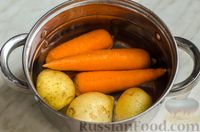 Фото приготовления рецепта: Слоёный салат с копчёной курицей, картофелем, морковью, сыром и клюквой - шаг №2