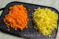 Фото приготовления рецепта: Слоёный салат с копчёной курицей, картофелем, морковью, сыром и клюквой - шаг №8
