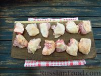 Фото приготовления рецепта: Курица, тушенная с картофелем и тыквой (на сковороде) - шаг №2