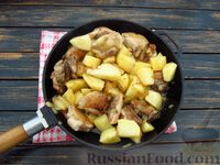 Фото приготовления рецепта: Курица, тушенная с картофелем и тыквой (на сковороде) - шаг №8