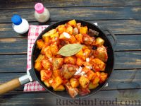 Фото приготовления рецепта: Курица, тушенная с картофелем и тыквой (на сковороде) - шаг №14