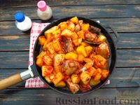 Фото приготовления рецепта: Курица, тушенная с картофелем и тыквой (на сковороде) - шаг №15
