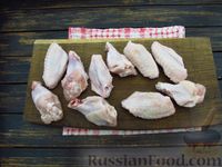 Фото приготовления рецепта: Куриные крылышки, тушенные в сметанно-чесночном соусе - шаг №2