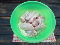 Фото приготовления рецепта: Куриные крылышки, тушенные в сметанно-чесночном соусе - шаг №6