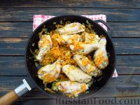Фото приготовления рецепта: Куриные крылышки, тушенные в сметанно-чесночном соусе - шаг №11