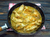 Фото приготовления рецепта: Куриные крылышки, тушенные в сметанно-чесночном соусе - шаг №14