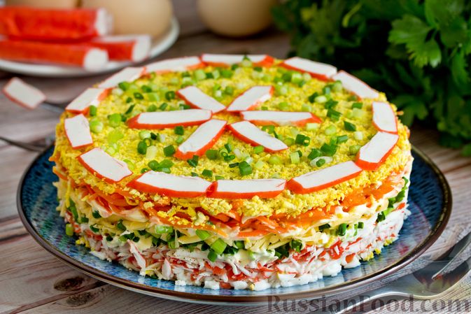 Слоёный салат из крабовых палочек с сыром и яйцом: рецепт - Лайфхакер