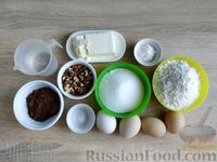 Фото приготовления рецепта: Бисквитный пирог с шоколадной пропиткой и орехами - шаг №1