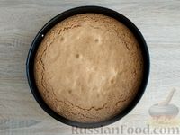 Фото приготовления рецепта: Бисквитный пирог с шоколадной пропиткой и орехами - шаг №7