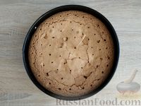 Фото приготовления рецепта: Бисквитный пирог с шоколадной пропиткой и орехами - шаг №10