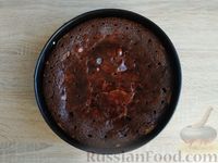 Фото приготовления рецепта: Бисквитный пирог с шоколадной пропиткой и орехами - шаг №11