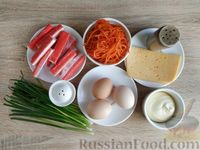 Фото приготовления рецепта: Слоёный салат с крабовыми палочками, морковью по-корейски, сыром и яйцами - шаг №1