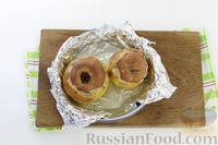 Фото приготовления рецепта: Айва, запечённая с творогом, грецкими орехами и изюмом - шаг №9