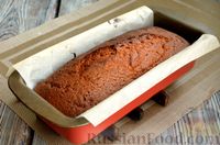 Фото приготовления рецепта: Пряный тыквенный кекс с шоколадной глазурью и семечками - шаг №11